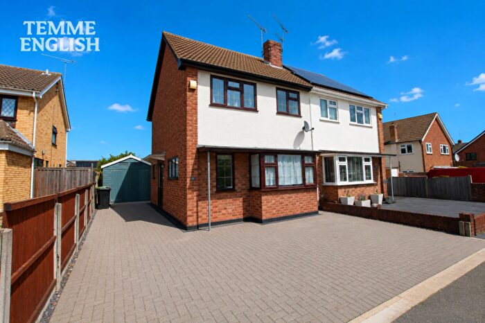 3 Bedroom Semi-Detached House For Sale In Victoria Road, Laindon, SS15