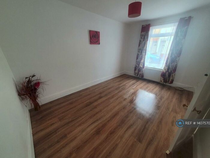 3 Bedroom End Of Terrace House To Rent In East Street, Gillingham, ME7