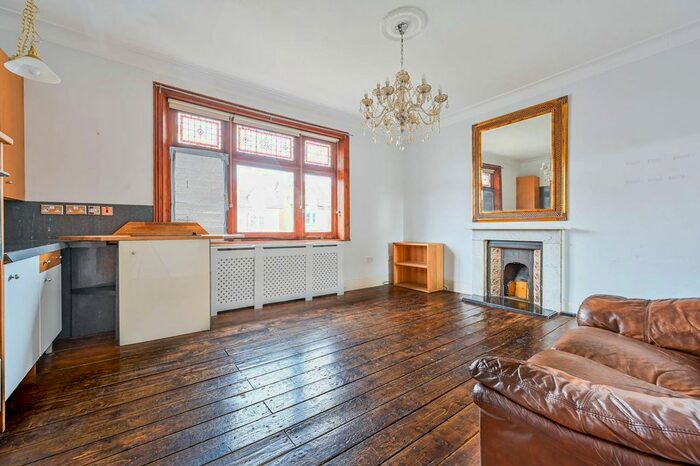 1 Bedroom Flat To Rent In Gleneldon Road, Streatham, London, SW16