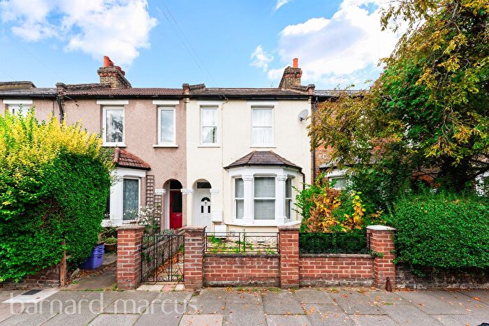 2 Bedroom Flat For Sale In Hamilton Road, London, SW19