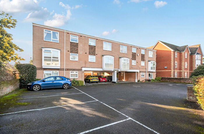 2 Bedroom Flat For Sale In Victoria Road, Netley Abbey, Southampton, Hampshire, SO31