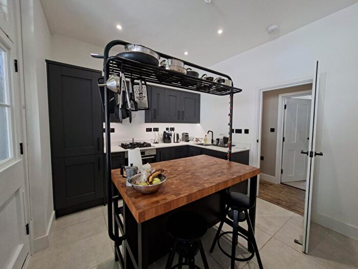 2 Bedroom Apartment To Rent In Cable Street, London, E1