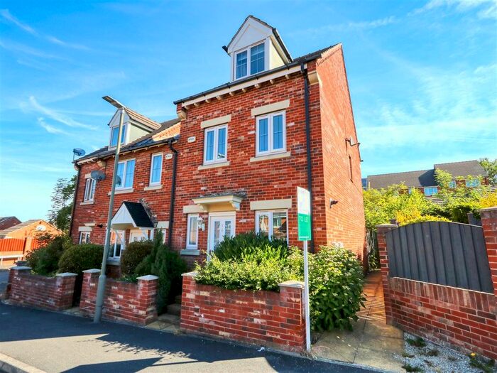 3 Bedroom Town House To Rent In Martindale Close, Staveley, Chesterfield, Derbyshire, S43