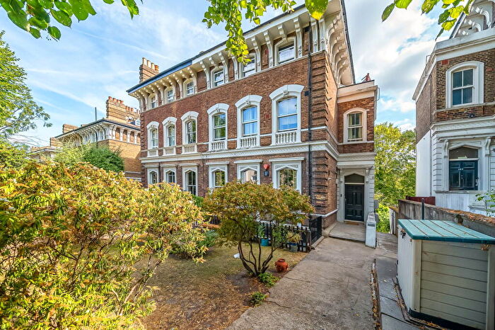 3 Bedroom Duplex For Sale In Victoria Way, Charlton, London, SE7
