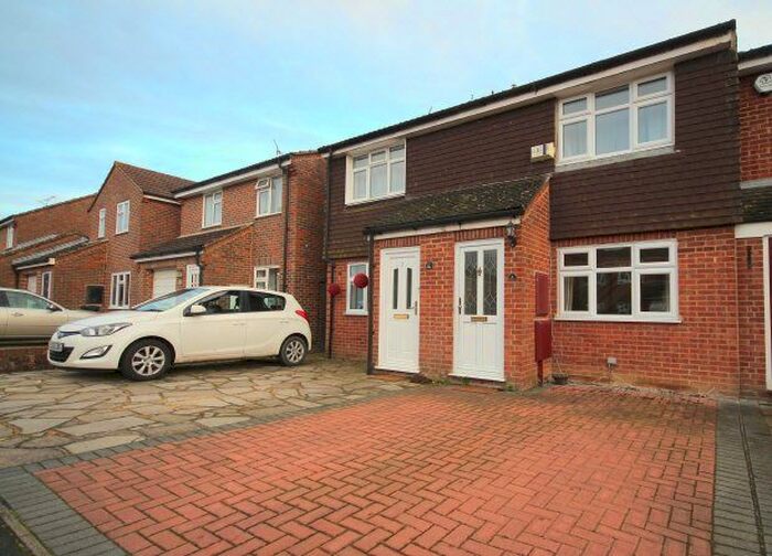 2 Bedroom Property To Rent In Brockhurst Close, Horsham, RH12