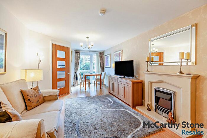 2 Bedroom Apartment For Sale In White Hart Lane, Romford, RM7