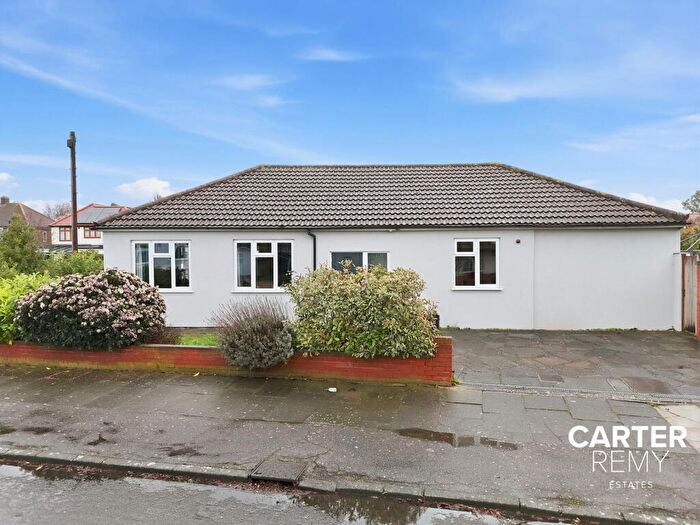 2 Bedroom Detached Bungalow For Sale In Sunningdale Road, Rainham, RM13