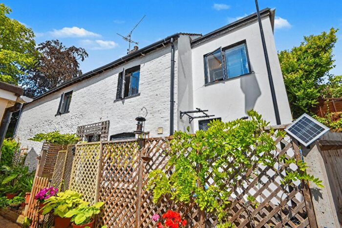 4 Bedroom End Of Terrace House For Sale In Farnborough Road, Farnham, Surrey, GU9