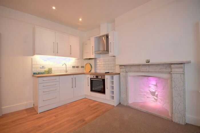 2 Bedroom Flat To Rent In High Street, Bideford, Devon, EX39