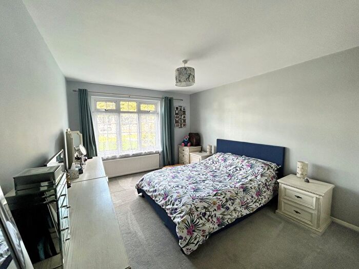 2 Bedroom Flat For Sale In Collington Avenue, Bexhill On Sea, TN39