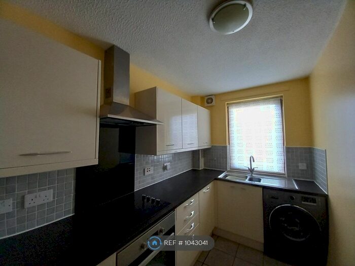 2 Bedroom Flat To Rent In Dalgety Road, Edinburgh, EH7