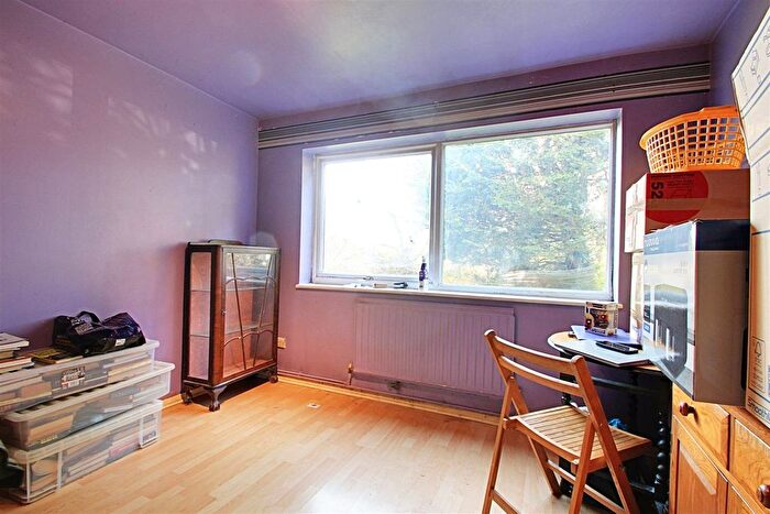 2 Bedroom Flat For Sale In Riverside Close, Kings Langley, WD4