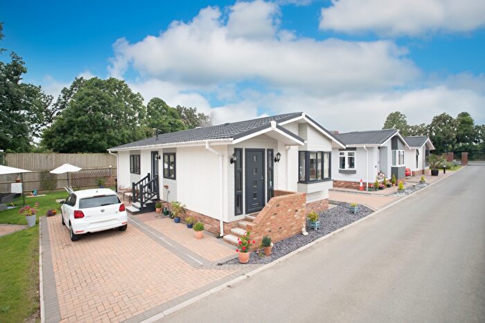 2 Bedroom Park Home For Sale In The Grange Moorbarns Lane, Lutterworth, LE17