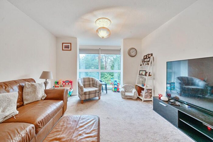 2 Bedroom Flat For Sale In Cardwell Crescent, Sunninghill, SL5