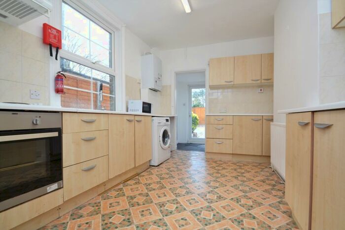 5 Bedroom Semi-Detached House To Rent In Wearside Road London, SE13