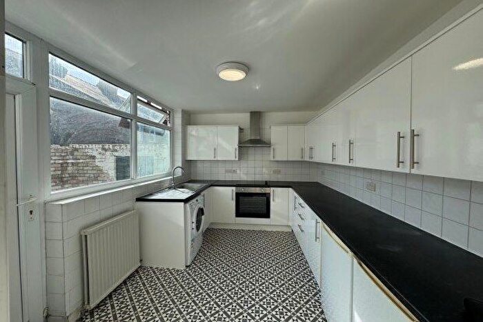 3 Bedroom Flat To Rent In Aigburth Road, Liverpool, L19