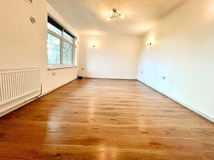 2 Bedroom Flat To Rent In Beech Avenue, Ruislip, HA4