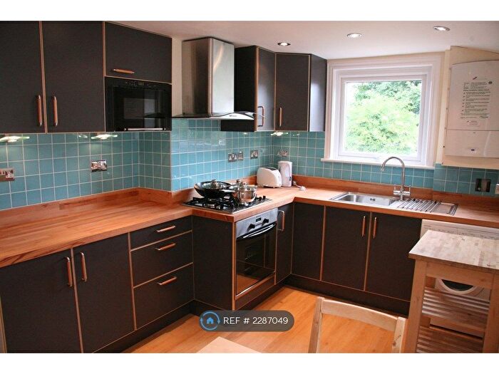 2 Bedroom Flat To Rent In South Wimbledon, London, SW19