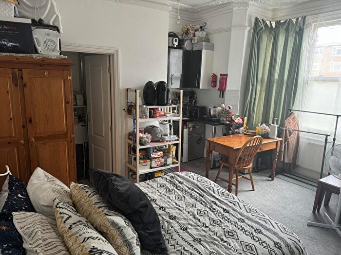 Studio To Rent In Bounds Green Road, London, N11