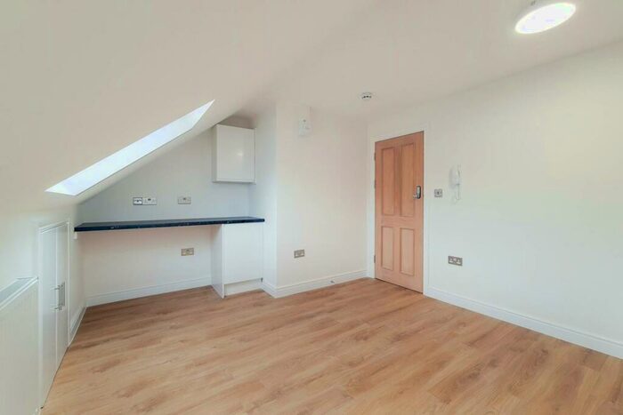 Studio To Rent In Byron Road, Wealdstone, Harrow, HA3