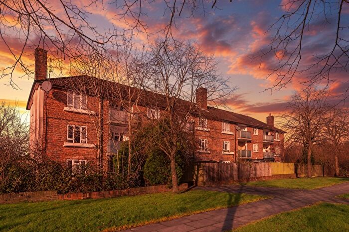 3 Bedroom Flat For Sale In Radstock Way, Merstham, RH1