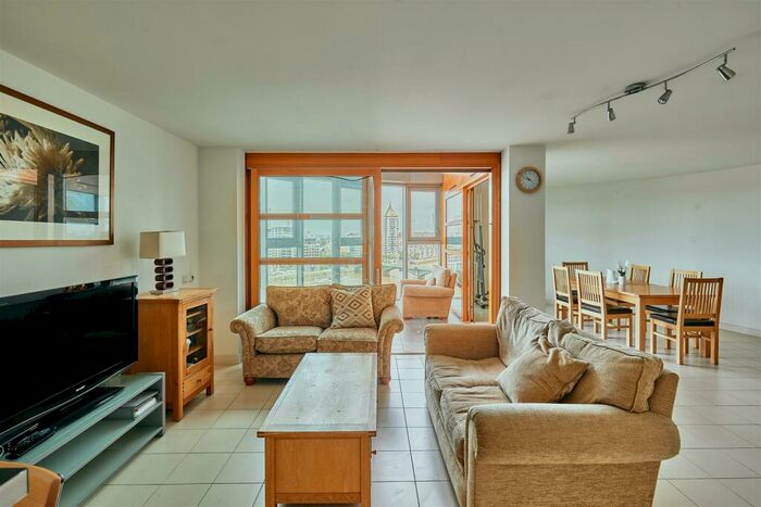 3 Bedroom Flat To Rent In Falcon Wharf, Battersea, SW11