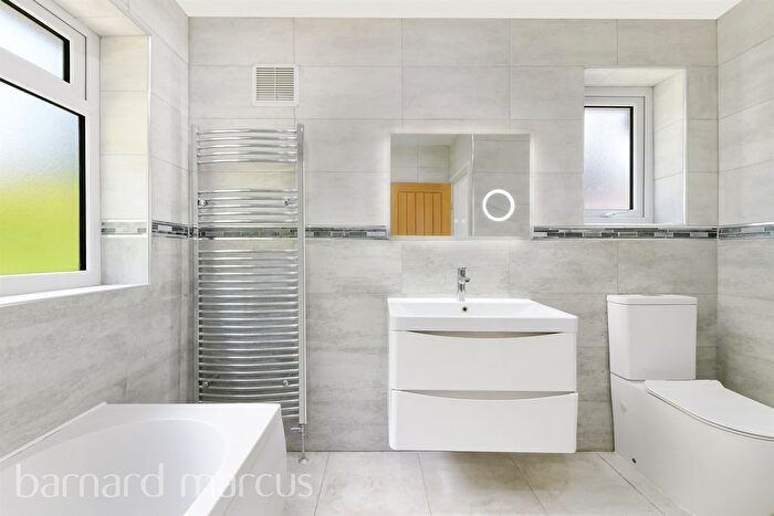 3 Bedroom Detached House For Sale In Oakwood Close, Redhill, RH1