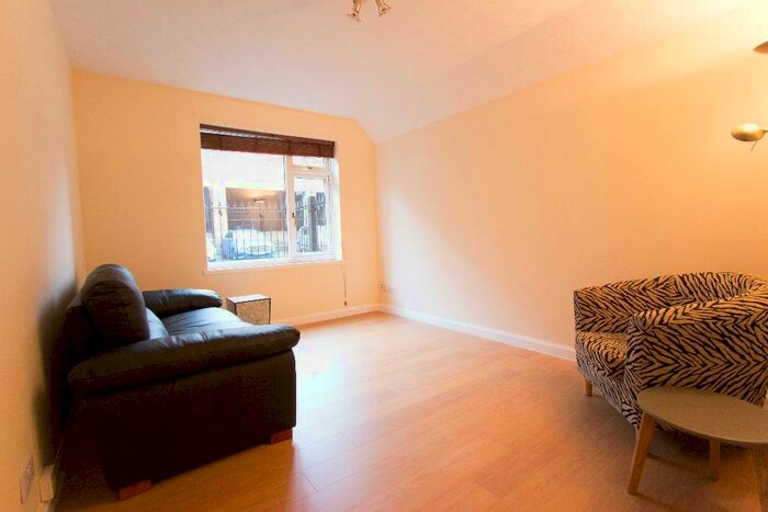 2 Bedroom Flat To Rent In Lochrin Place, Tollcross, Edinburgh, EH3
