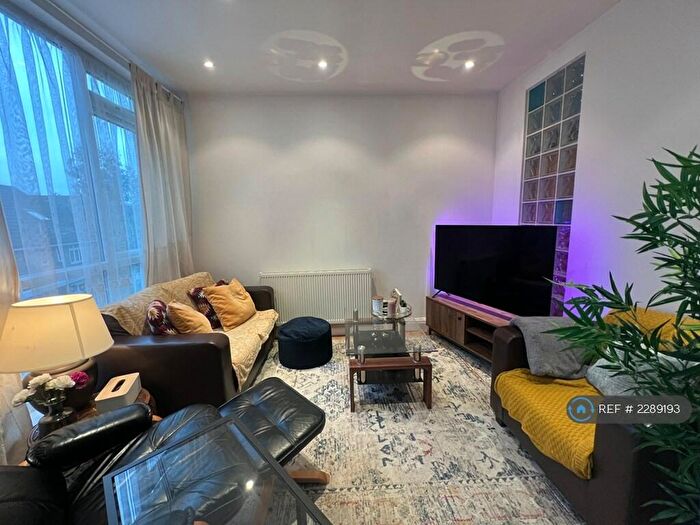 1 Bedroom Flat To Rent In Heather Gardens, London, NW11