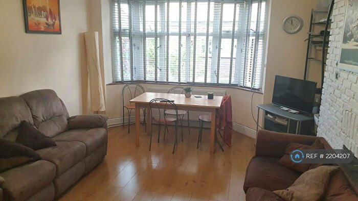 3 Bedroom Flat To Rent In Orchard House, London, SE16