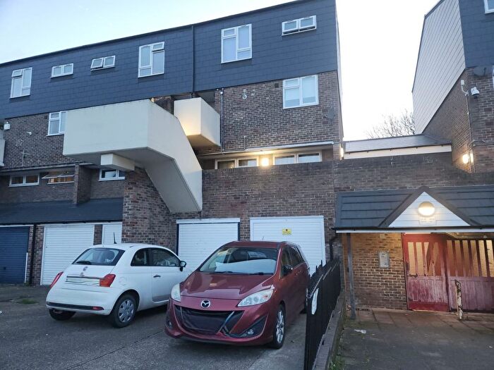 3 Bedroom Maisonette To Rent In Chieftan Drive, RM19