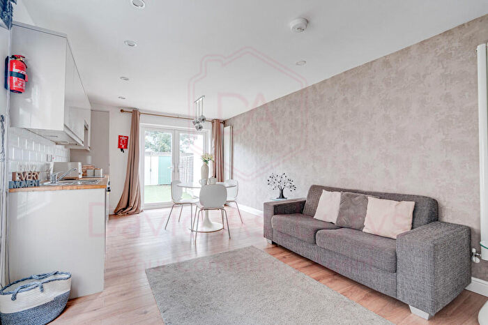 2 Bedroom Apartment To Rent In Harlesden Gardens, Harlesden, London, NW10