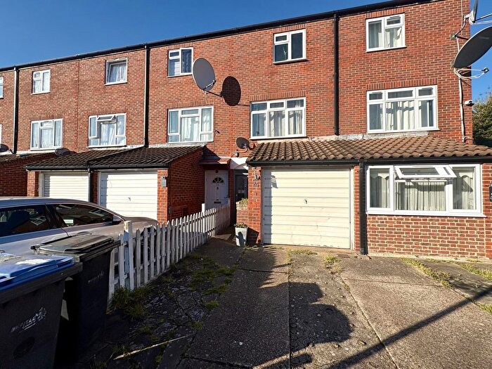 3 Bedroom Town House For Sale In Burncroft Avenue, Enfield, EN3