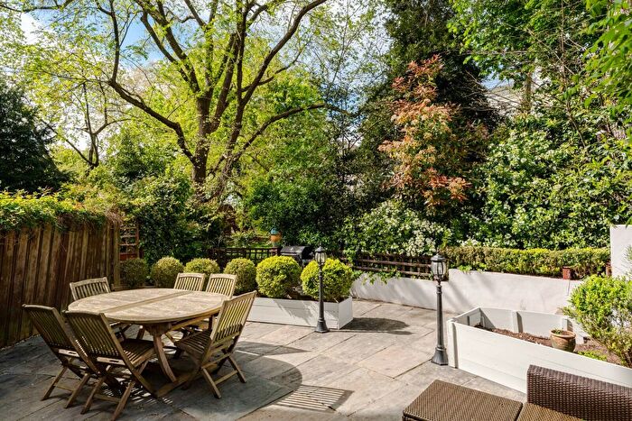 2 Bedroom Flat For Sale In Ladbroke Grove, Notting Hill, London, W11