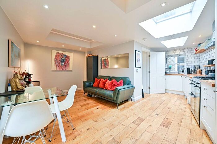 2 Bedroom Flat For Sale In Southwark Bridge Road, London Bridge, London, SE1