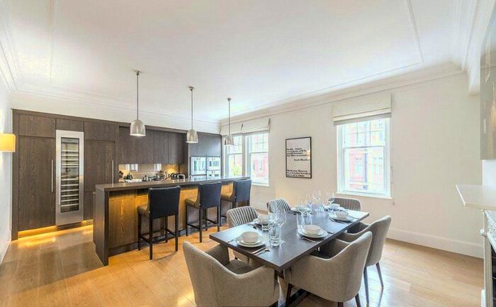 3 Bedroom Flat To Rent In Duke Street, Mayfair, London, W1K