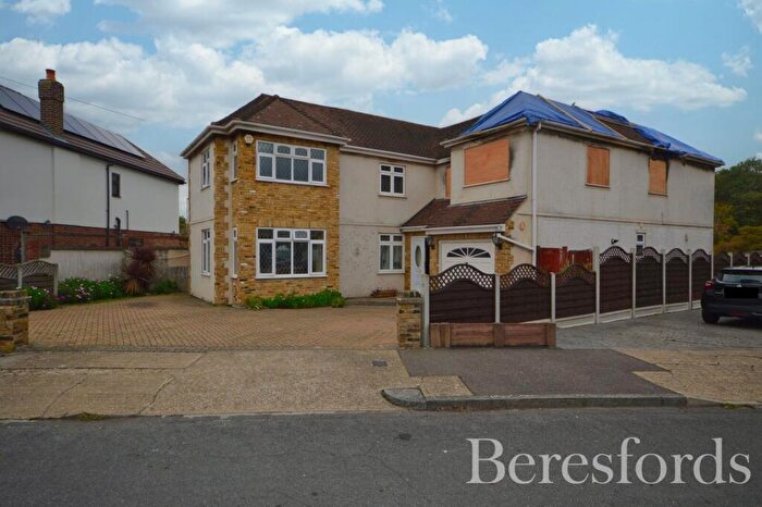 5 Bedroom Detached House For Sale In Links Avenue, Romford, RM2