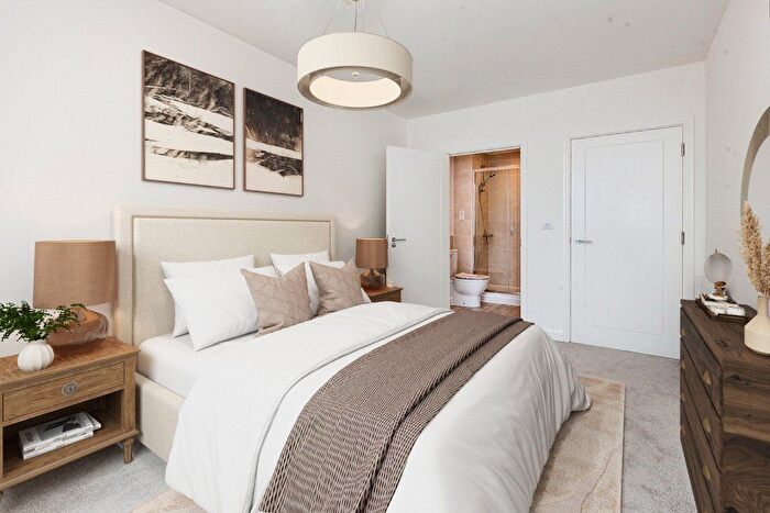 2 Bedroom Flat For Sale In St. Cloud Way, Maidenhead, Berkshire, SL6