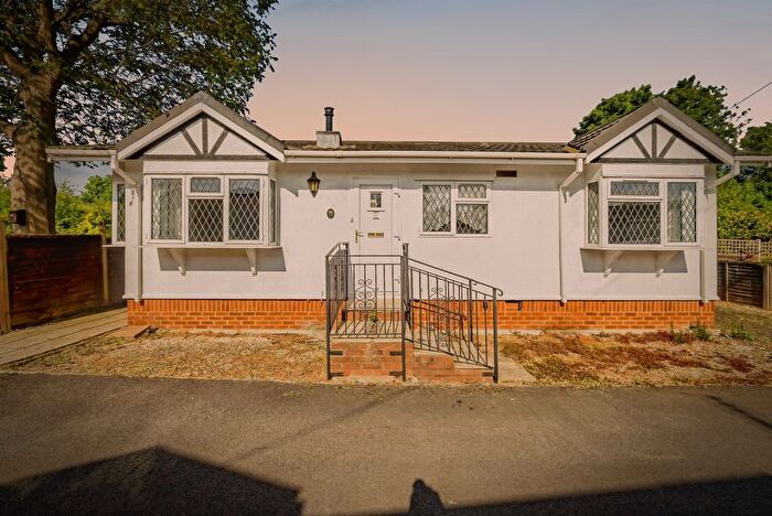 1 Bedroom Mobile/park Home For Sale In Kimble Park, Little Kimble, Aylesbury, HP17