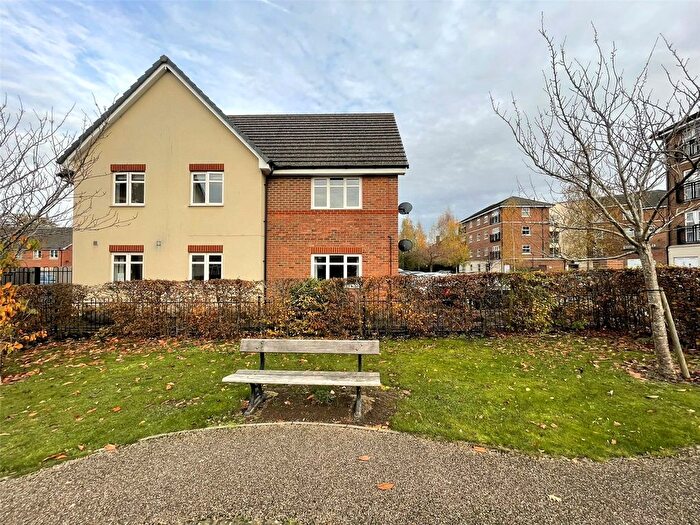 2 Bedroom Flat For Sale In Kenley Place, Farnborough, Hampshire, GU14