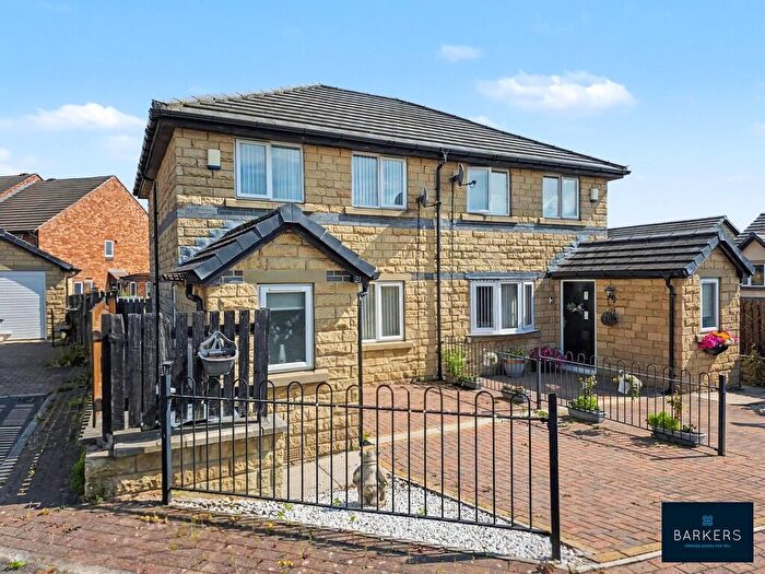 3 Bedroom Semi-Detached House For Sale In Cedar Close, Bradford, BD4
