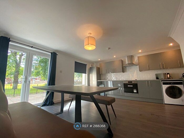 4 Bedroom Maisonette To Rent In Hmo Licenced Glenfinnan Drive, Glasgow, G20