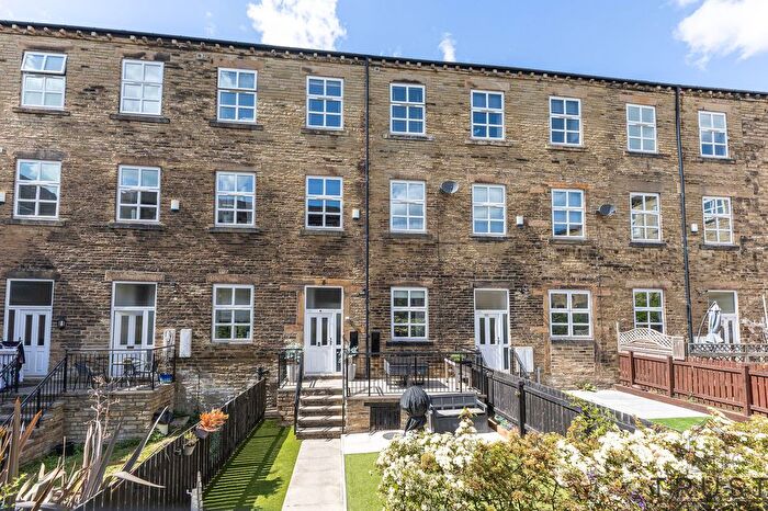 4 Bedroom Terraced House For Sale In Brunswick Place, Heckmondwike, WF16