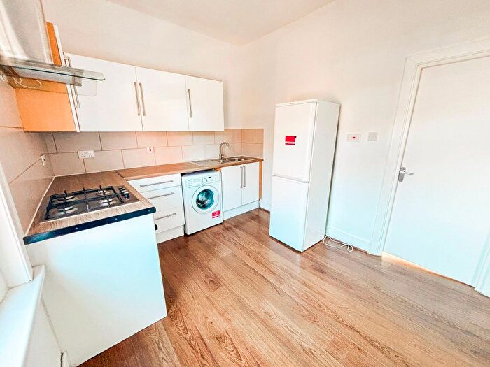 2 Bedroom Flat To Rent In The Drive, Ilford, Essex, Ey, Uk, IG1