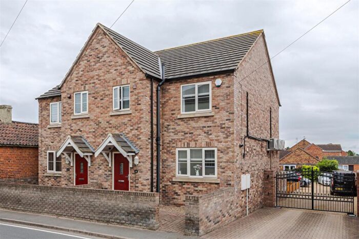3 Bedroom Semi-Detached House For Sale In High Street, Burringham, DN17