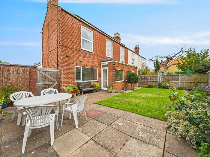 3 Bedroom Semi-detached House For Sale In Fern Road, Worcester, Worcestershire, WR2