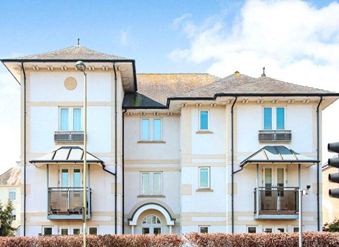 2 Bedroom Apartment For Sale In Eastern Road, Lymington, Hampshire, SO41