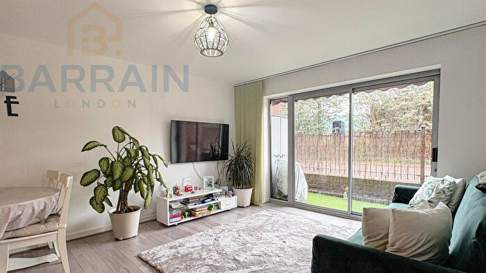 2 Bedroom Flat For Sale In Newham Way, London, E6