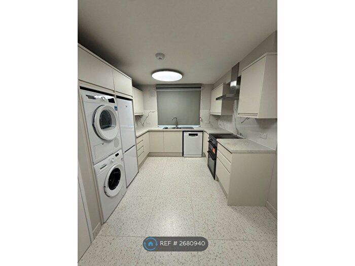 2 Bedroom Flat To Rent In Gautrey Road, London, SE15