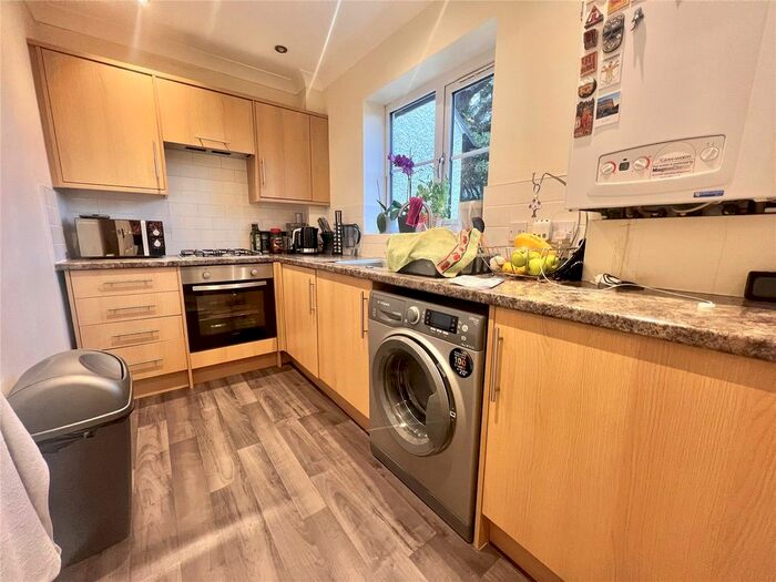 1 Bedroom Flat To Rent In Park Avenue, Watford, Hertfordshire, WD18